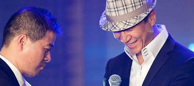 10月19日，孫紅雷出席杭州百貨大樓“雷諾·騎士之盾新品簽售會”。