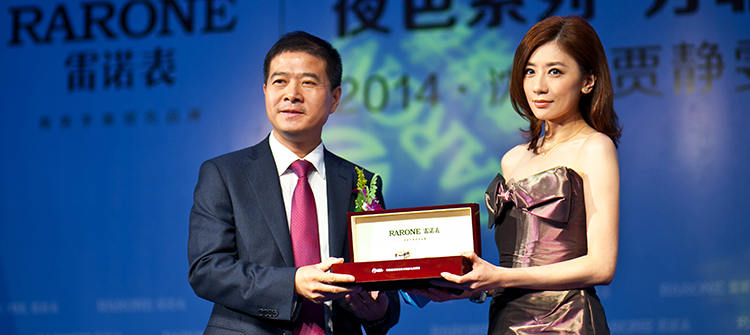 “夜色系列”發(fā)布女士新款腕表， “女性，讓時光飛”公益活動助力女性綻放夢想，知名藝人賈靜雯優(yōu)雅助陣。